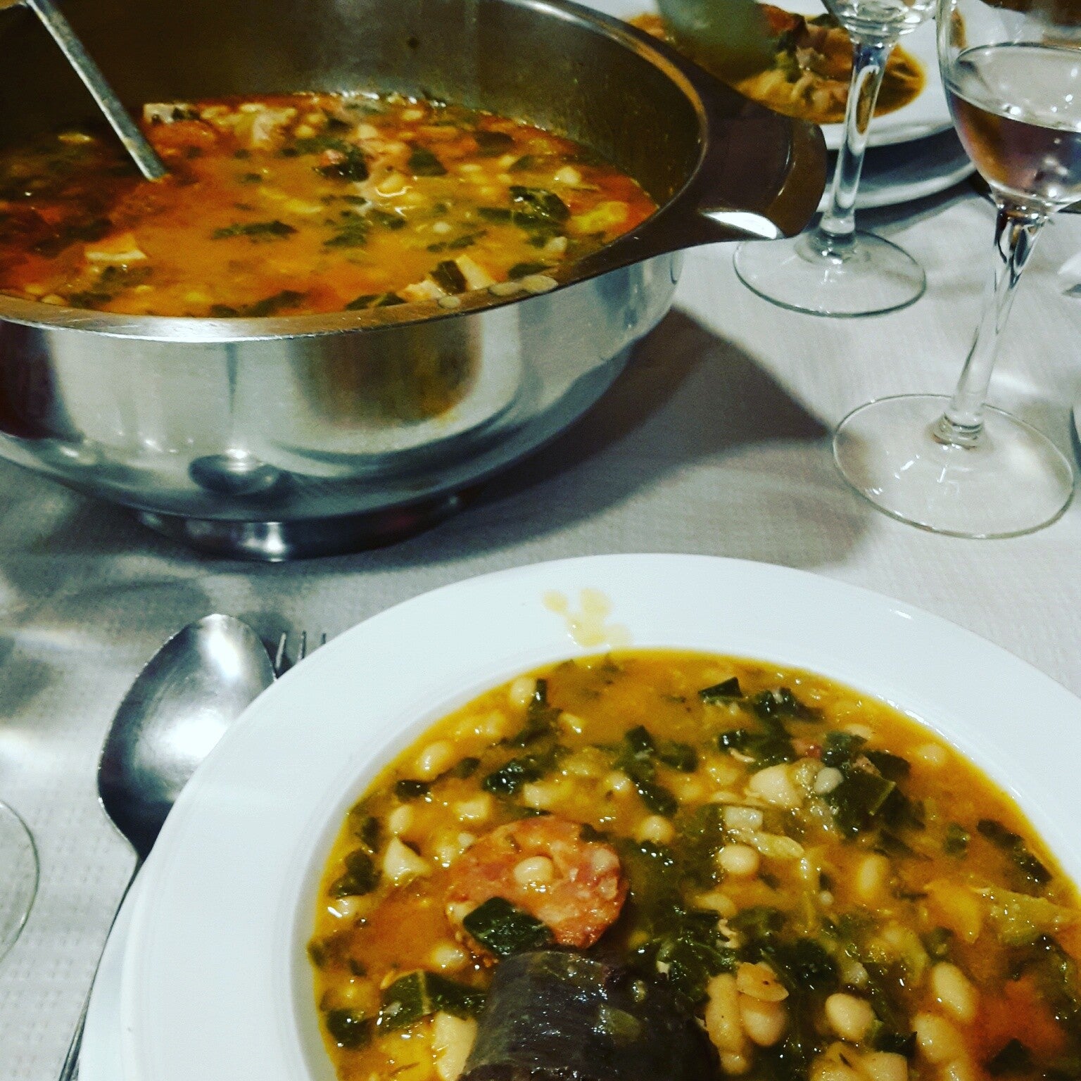 Cocido montañés en plato hondo: alubias blancas, berza y compango de la matanza