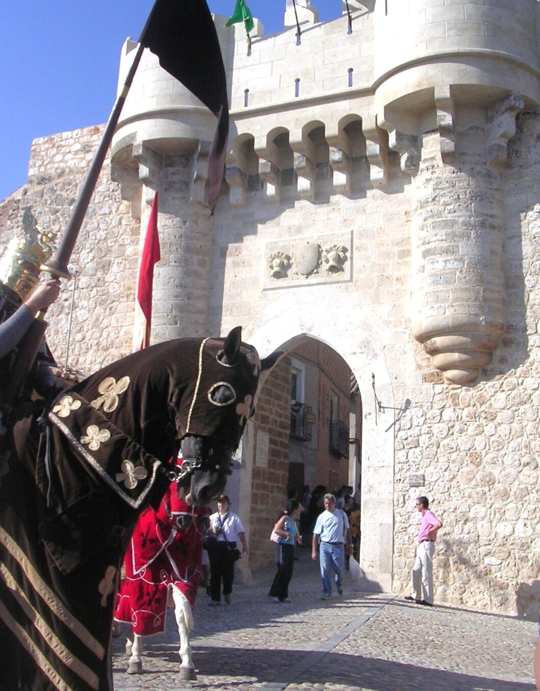 Caballero medieval ante la puerta de Santa María en el Festival Medieval de Hita