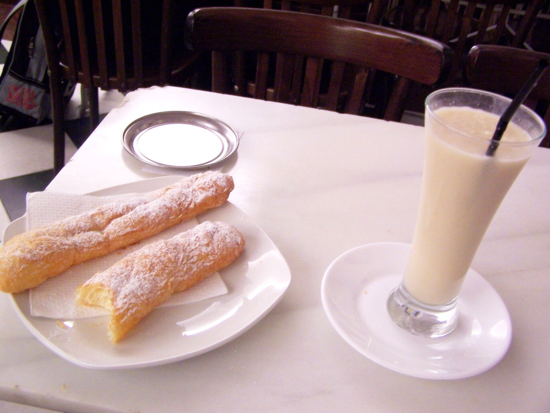 Vaso de horchata de chufa valenciana, bebida fría y dulce típica de Alboraia