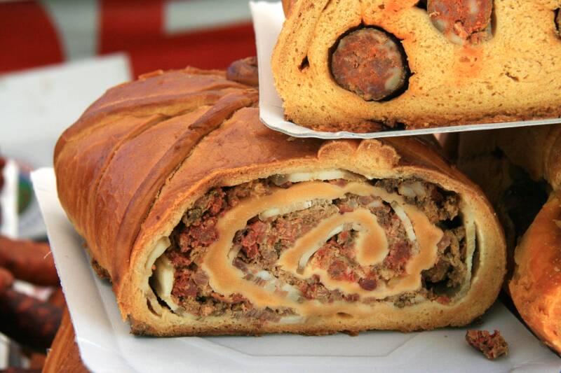 Hornazo relleno de lomo adobado, chorizo, y jamón