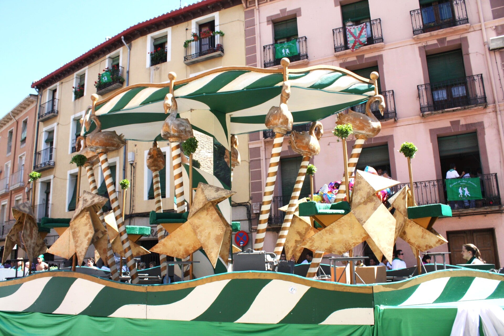 Ambiente de blanco y verde en las Fiestas de San Lorenzo de Huesca