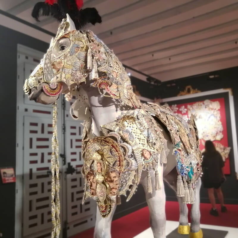 Fiesta de los Caballos del Vino: caballo cubierto con un manto bordado de seda y oro, Caravaca de la Cruz.