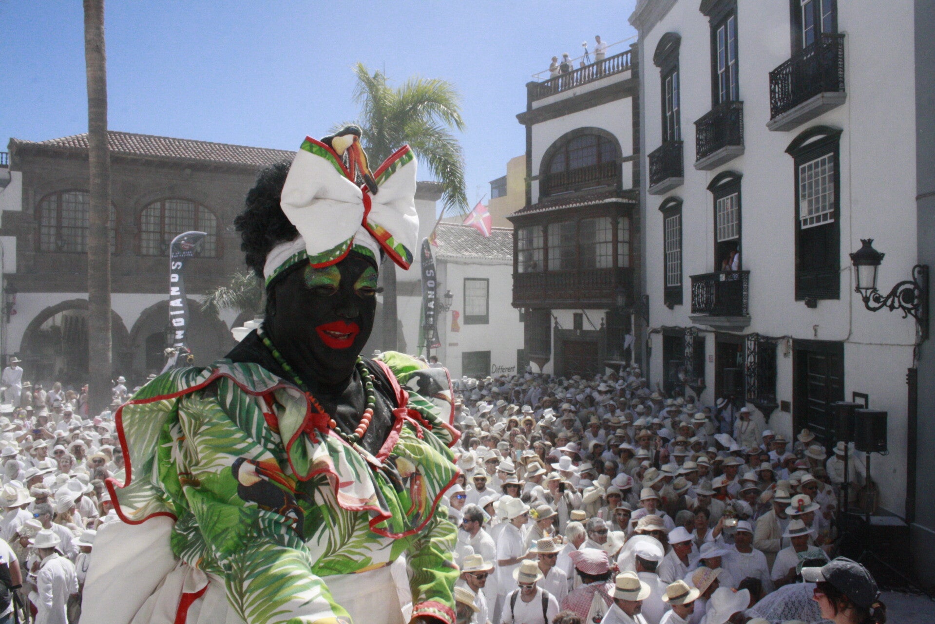 La Negra Tomasa, personaje central del Día de Los Indianos, durante la celebración en Santa Cruz de La Palma.