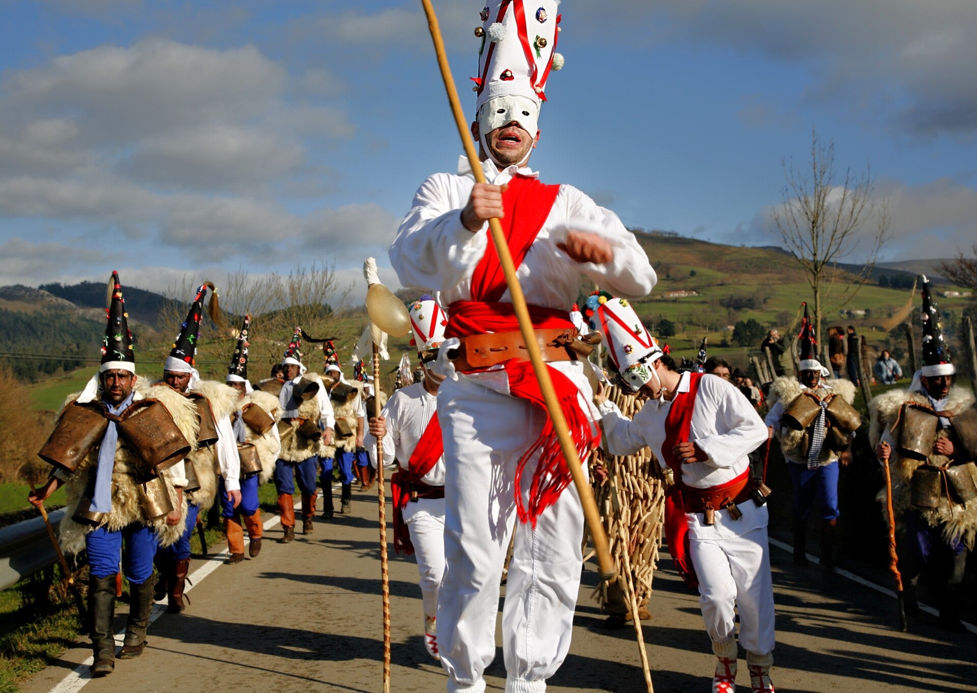 Danzarines blancos en la mascarada de La Vijanera de Silió, Cantabria