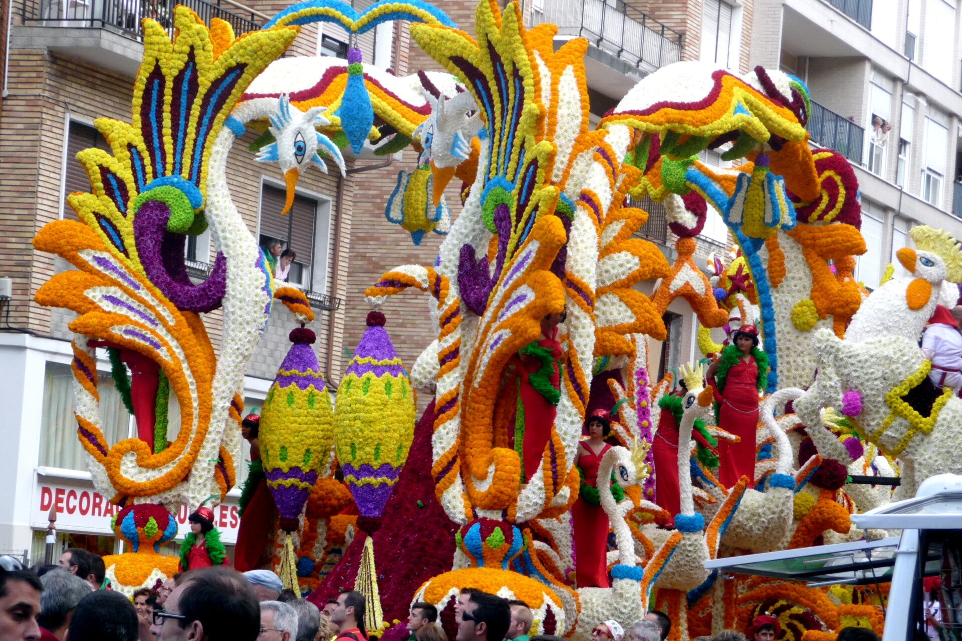 Detalle de una carroza de la Batalla de Flores de Laredo, con figuras elaboradas y cubiertas de pétalos.