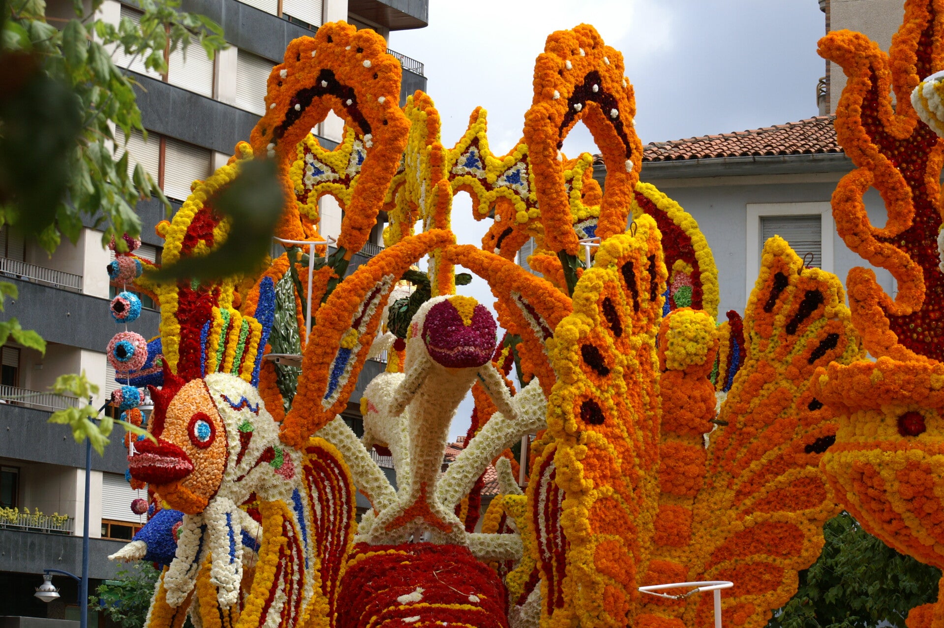 Carrozas florales desfilando en la Batalla de Flores de Laredo, Cantabria, Fiesta de Interés Turístico Nacional.