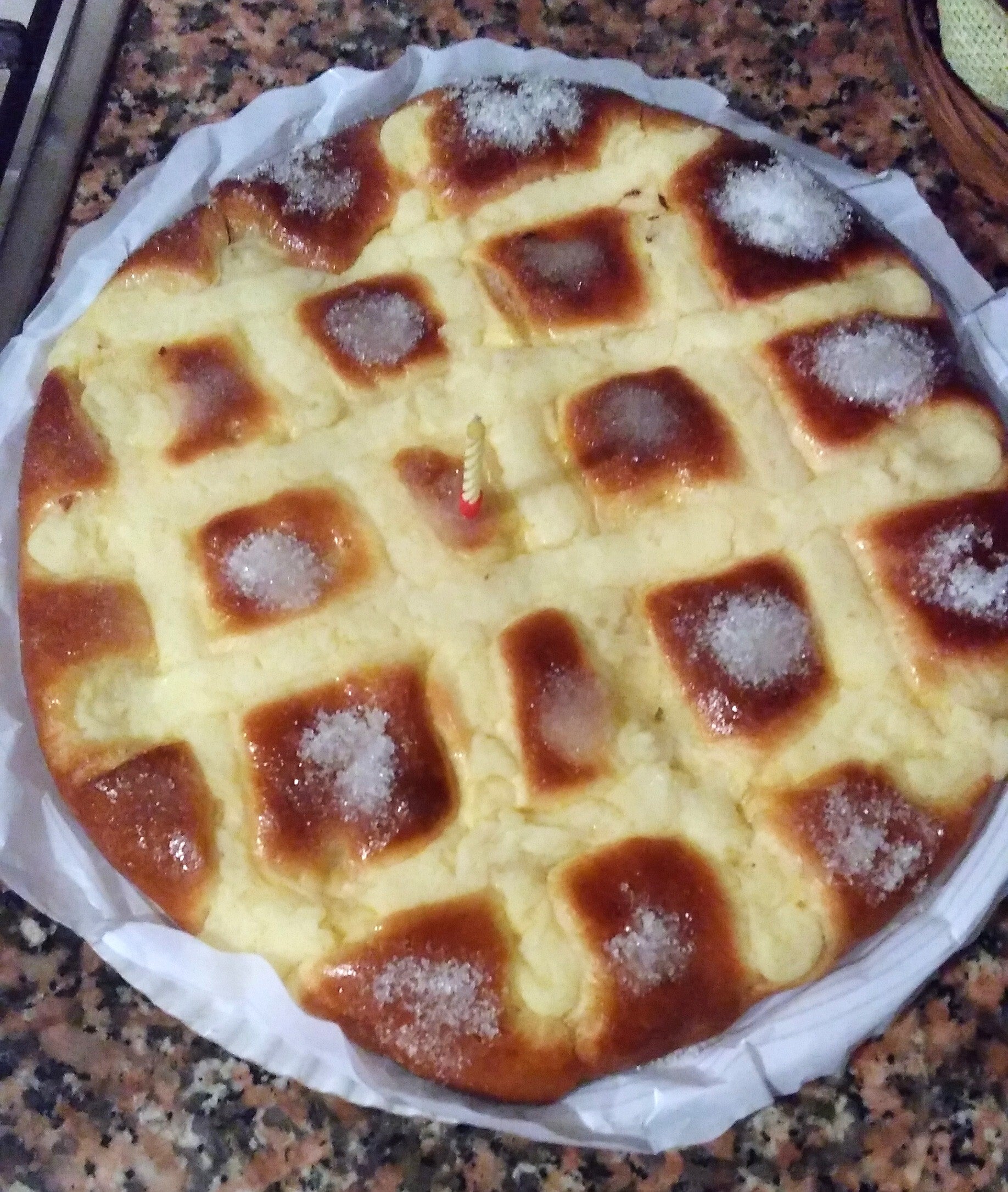 Tarta larpeira, dulce tradicional gallego elaborado con masa esponjosa y crema.