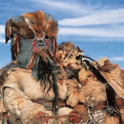 Careta de Carantoña de Acehúche: piel, colmillos y pimientos secos