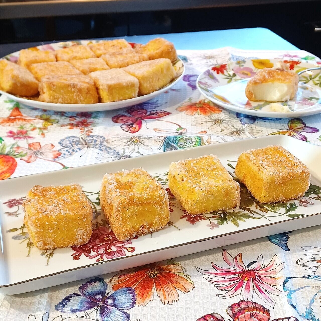 Leche frita rebozada con azúcar y canela.