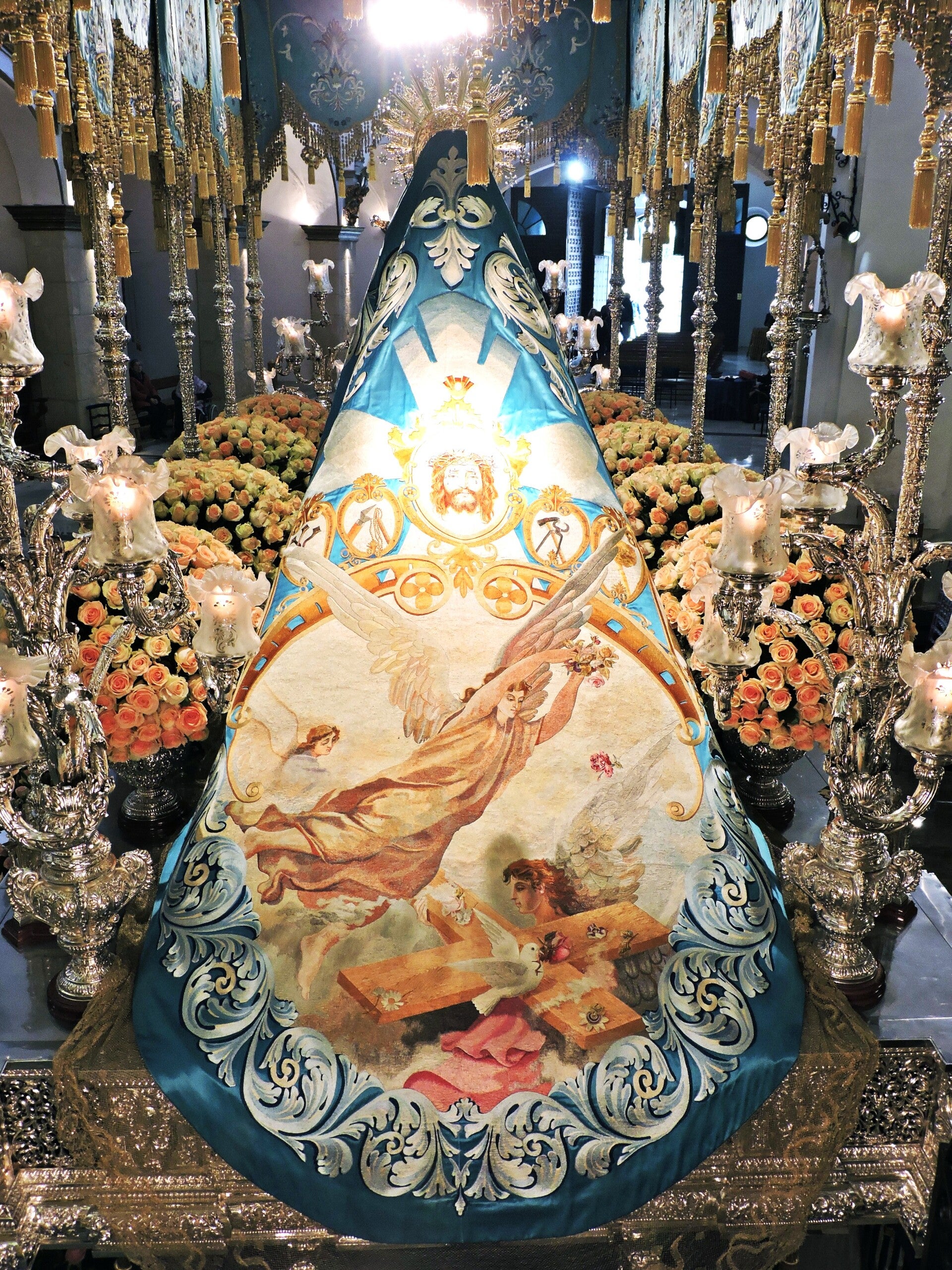 Manto de la Virgen de los Dolores bordado en seda y oro por Francisco Cayuela, Paso Azul de la Semana Santa de Lorca