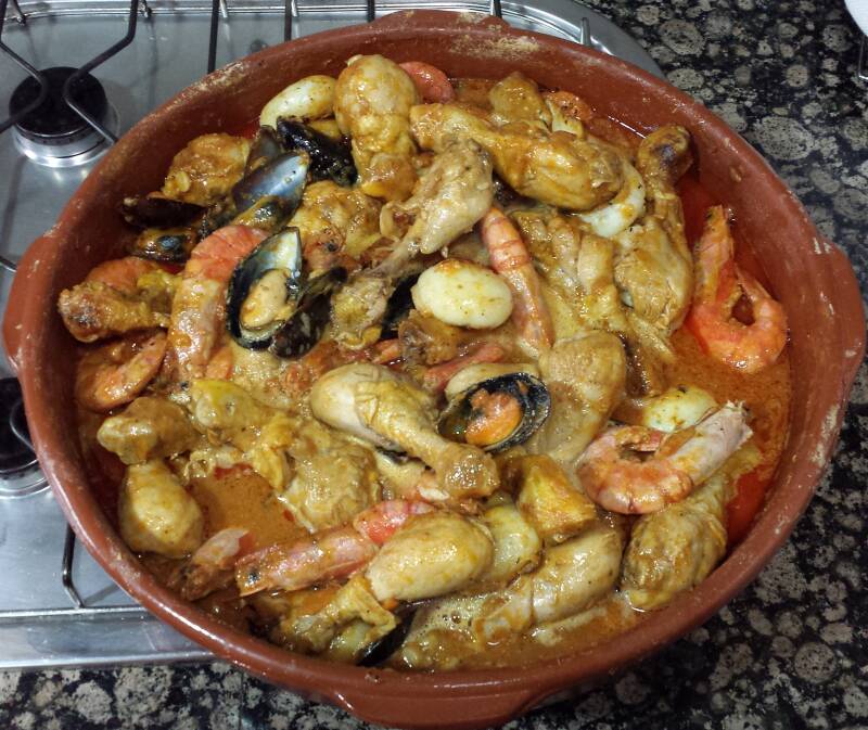 Plato de mar i muntanya catalán, que combina carne y marisco en una misma cazuela ligada con picada