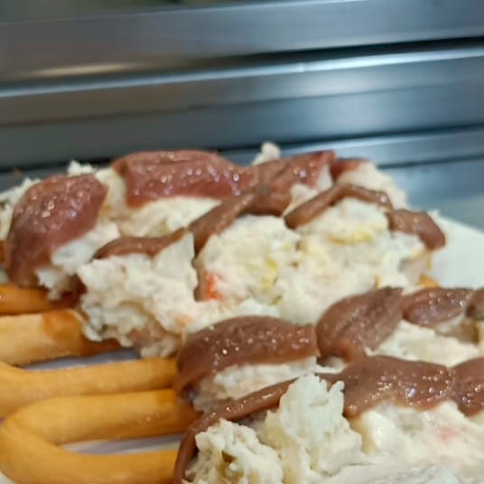 Marineras murcianas: rosca de pan con ensaladilla y anchoa por encima