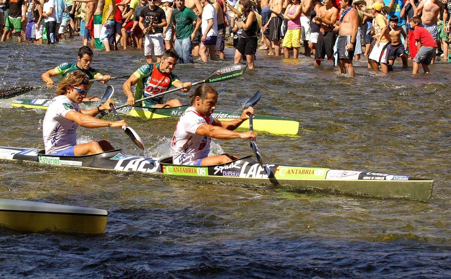 Piraguas tomando la salida en Arriondas durante el Descenso Internacional del Sella