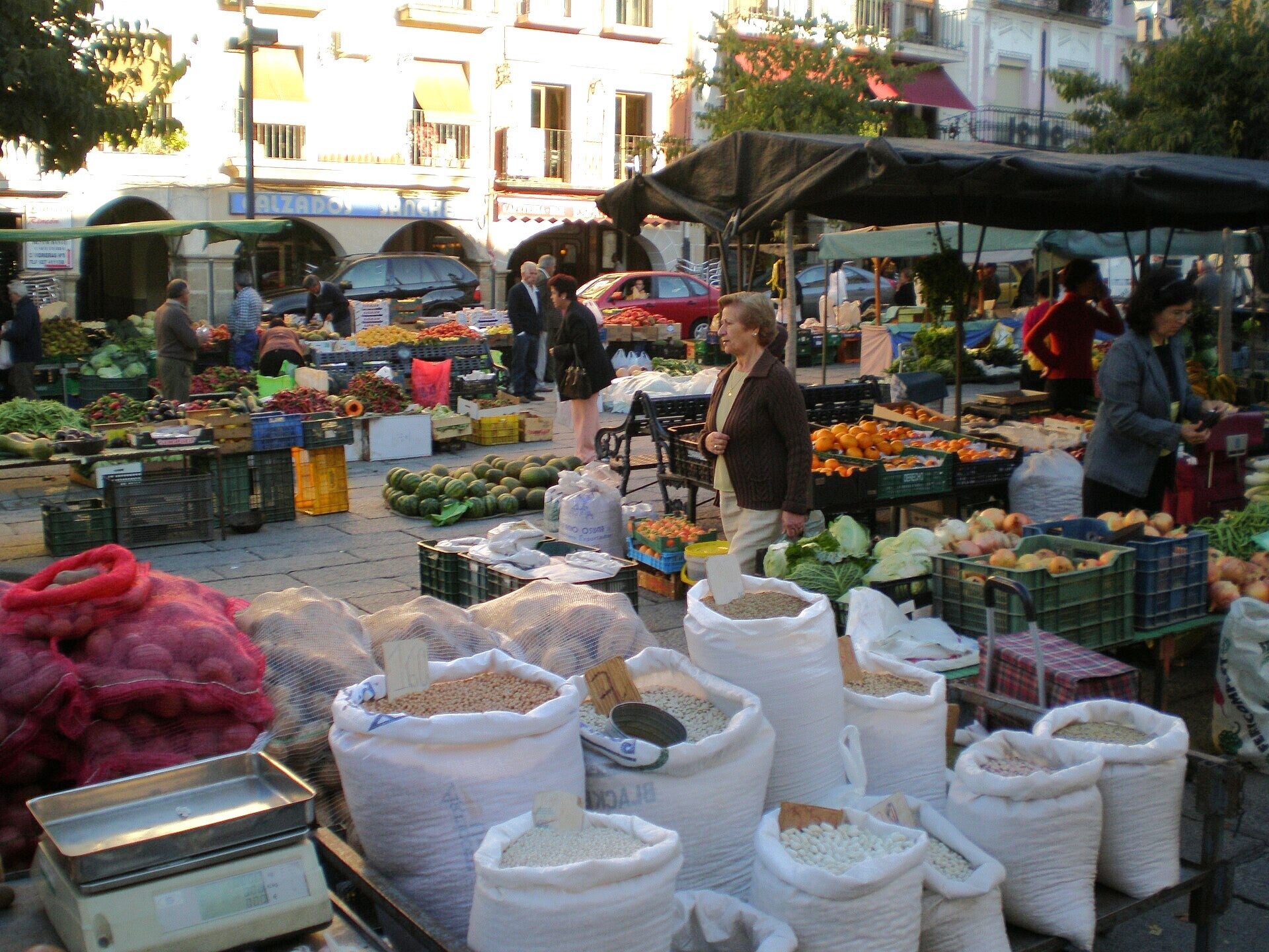 Puestos del mercado tradicional en el casco histórico de Plasencia durante el Martes Mayor
