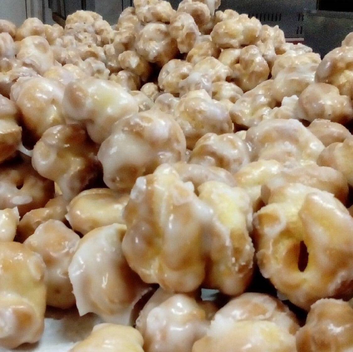 Melindres de Melide cubiertos con su tradicional glaseado de azúcar.