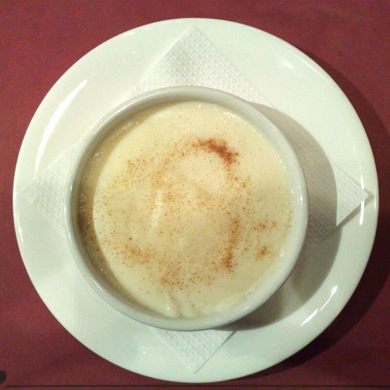 Menjar blanc, crema blanca tradicional espolvoreada con canela.