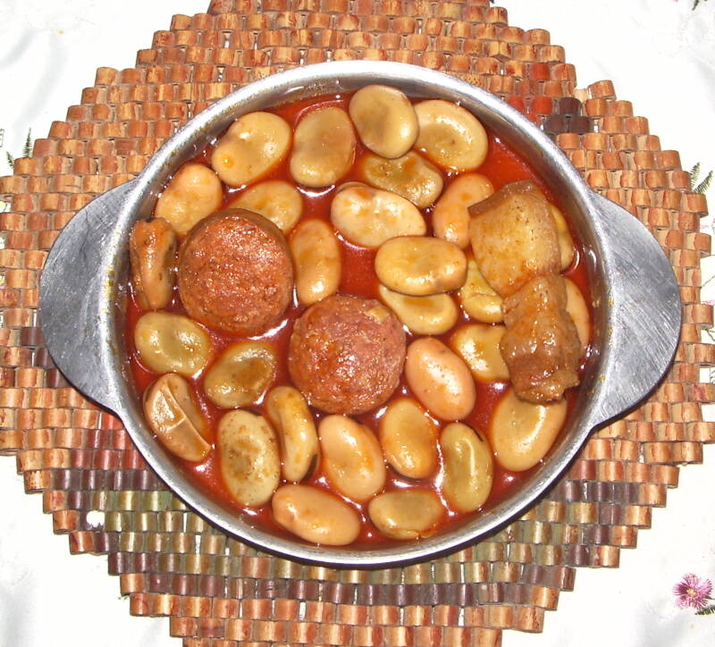 Michirones murcianos: habas secas guisadas con chorizo, hueso de jamón y laurel.