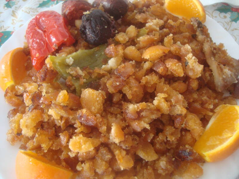 Sartén de migas tradicionales doradas con ajo y pimentón
