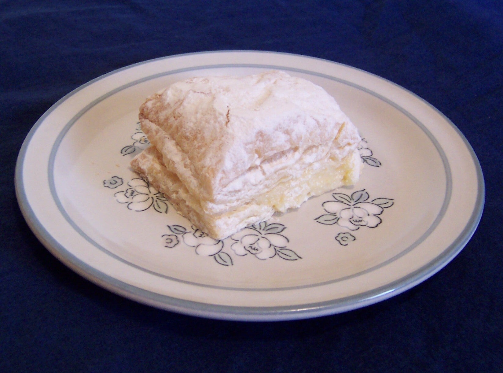 Miguelito de La Roda, el pastelito de hojaldre relleno de crema y espolvoreado de azúcar