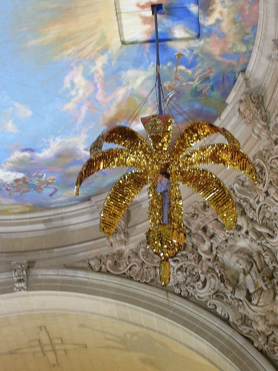 Escena del Misteri d'Elx en la basílica de Santa María