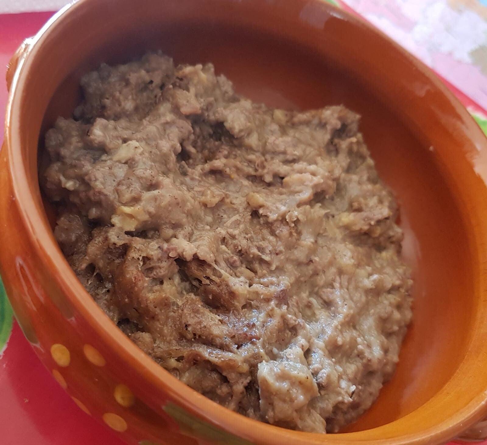 Cuenco de morteruelo, el paté caliente y especiado de caza e hígado de la Serranía de Cuenca