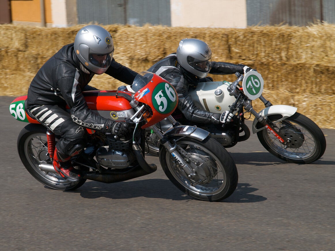 Moto circulando por el circuito urbano del Gran Premio de La Bañeza