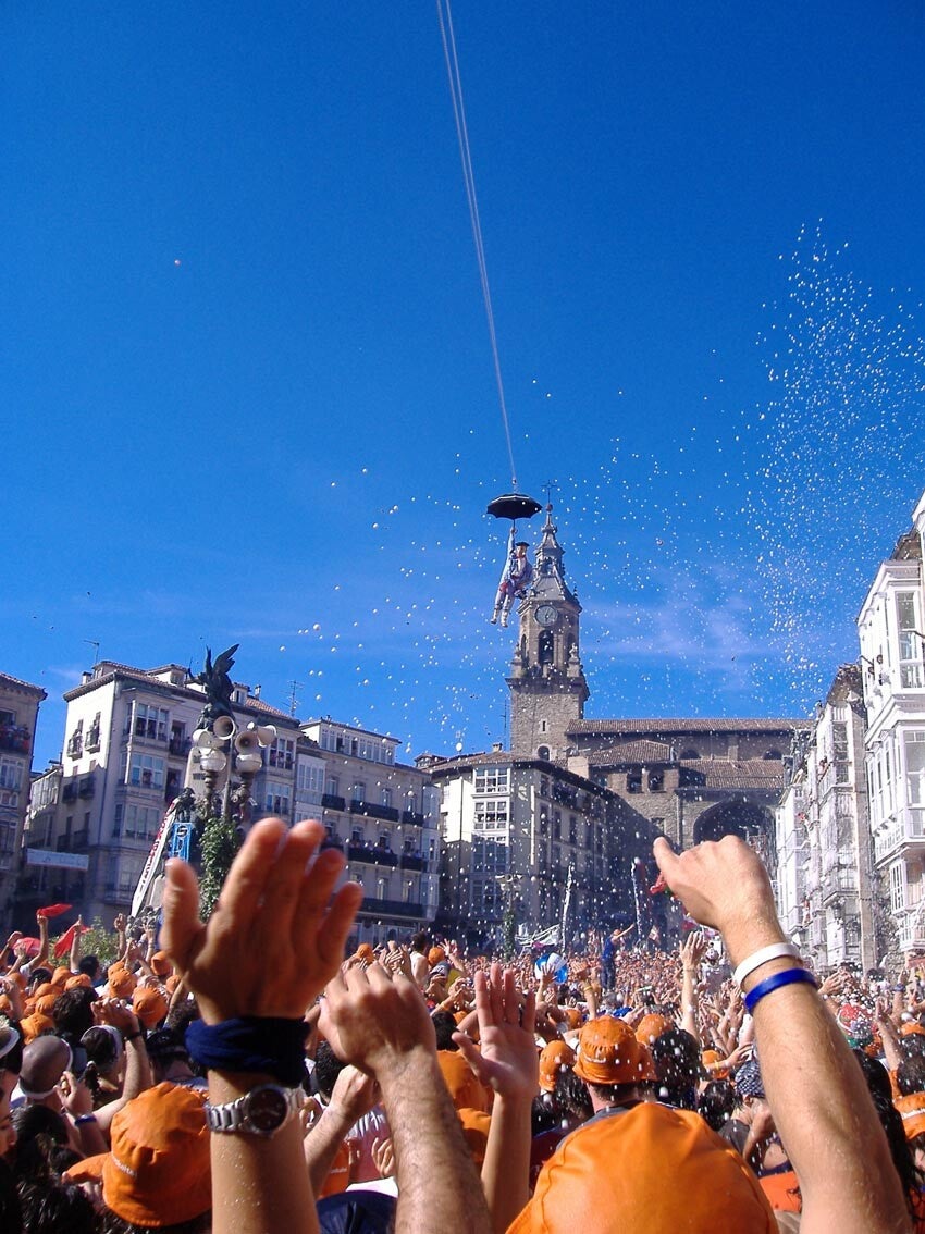 Bajada de Celedón sobre la plaza de la Virgen Blanca, en las fiestas de Vitoria-Gasteiz