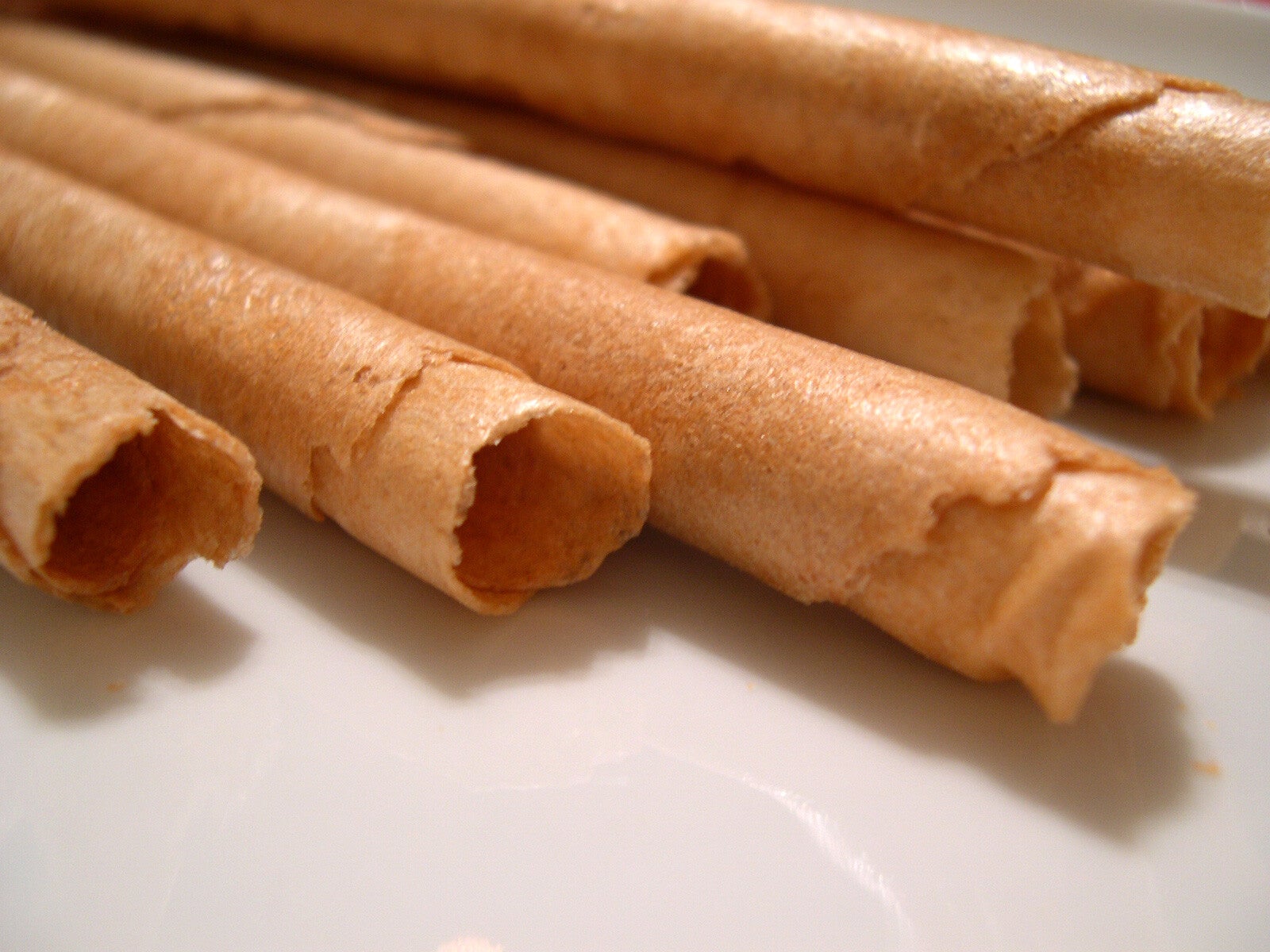 Neules catalanas, finos barquillos enrollados y dorados, el dulce navideño que acompaña al turrón y al cava