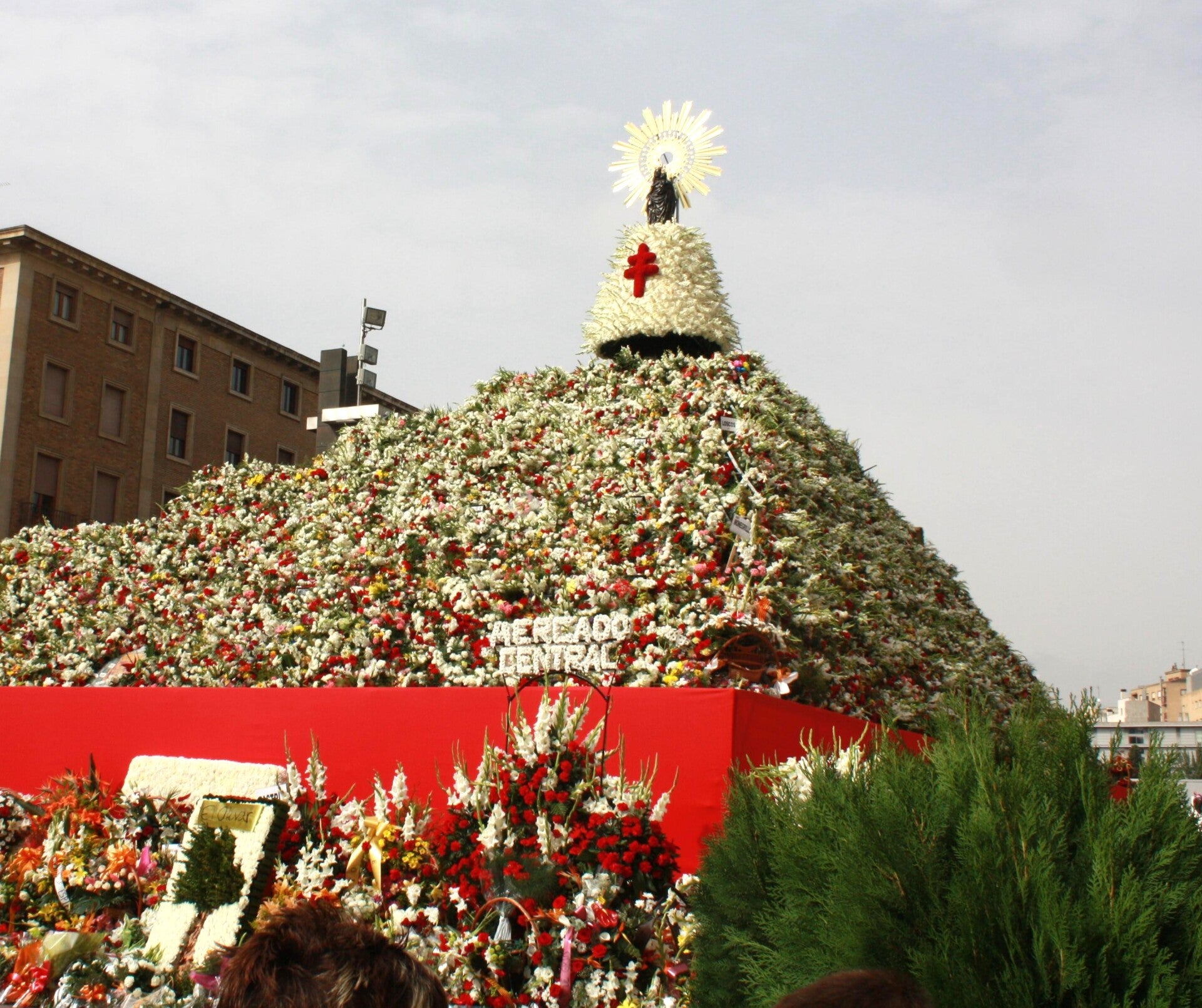 Ofrenda de flores en las fiestas del Pilar a la Virgen del Pilar en Zaragoza, tras la jornada del 12 de octubre.