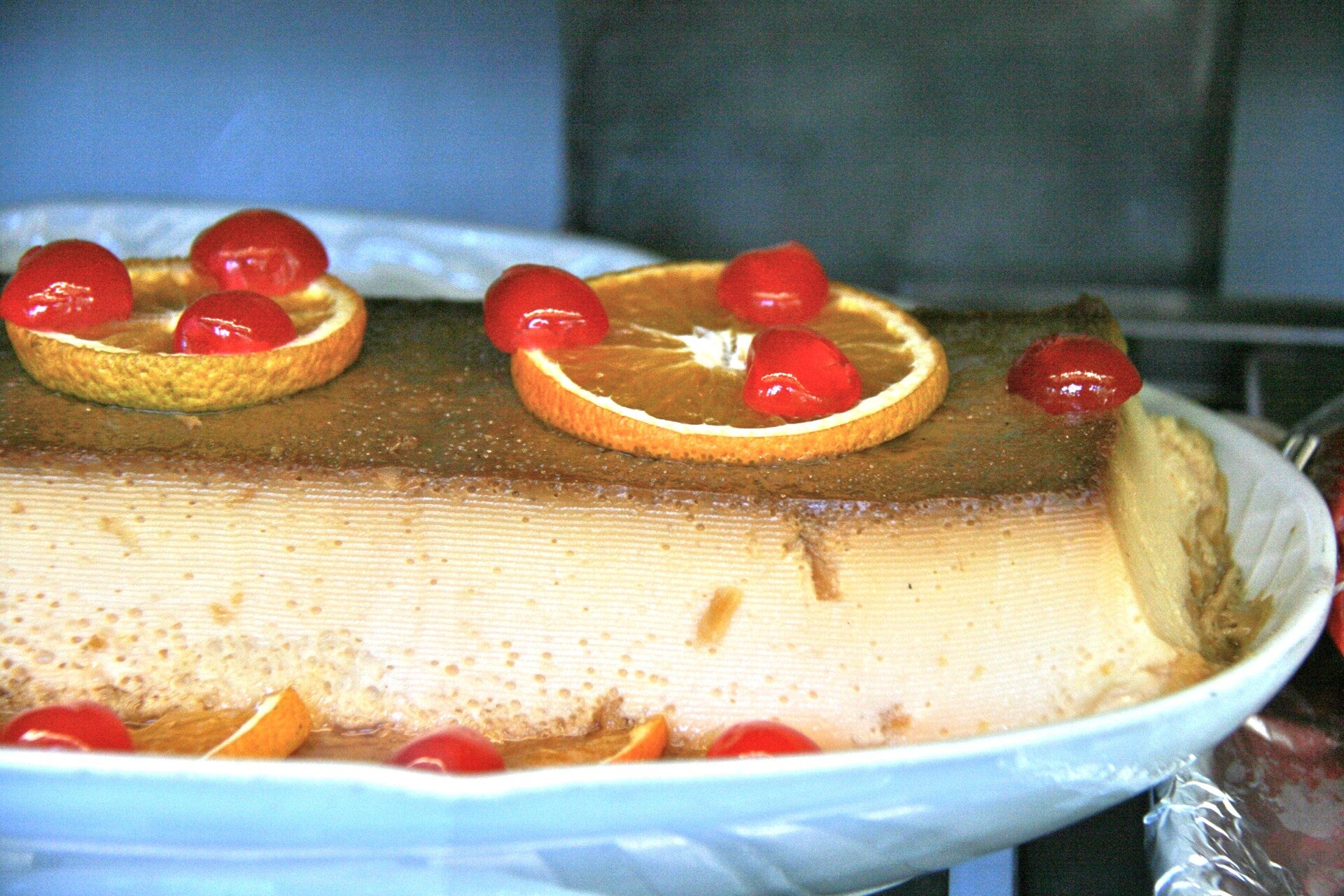 Pan de Calatrava murciano, pudin de pan cuajado con caramelo y cerezas