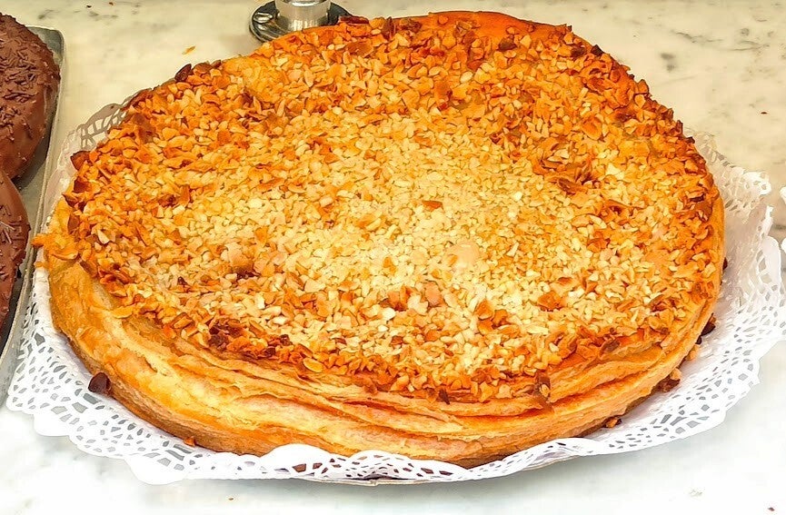 Pantxineta, hojaldre relleno de crema pastelera y cubierto de almendra laminada
