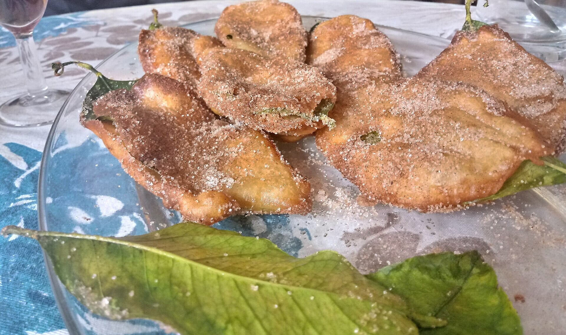 Paparajotes murcianos: hojas de limonero rebozadas, fritas y con azúcar y canela
