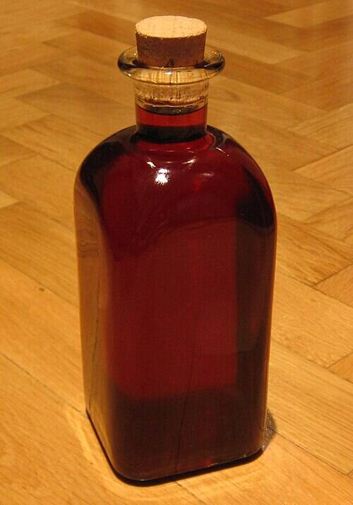Botella de patxaran casero, licor de endrinas de color rojo oscuro típico del País Vasco, Euskadi.