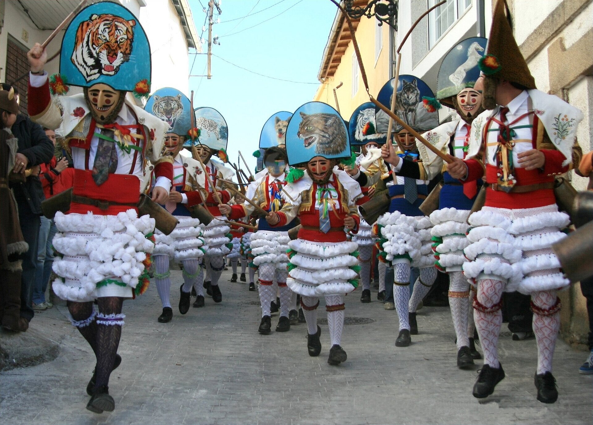 Peliqueiros de Laza corriendo por la calle durante el Entroido, en Ourense.