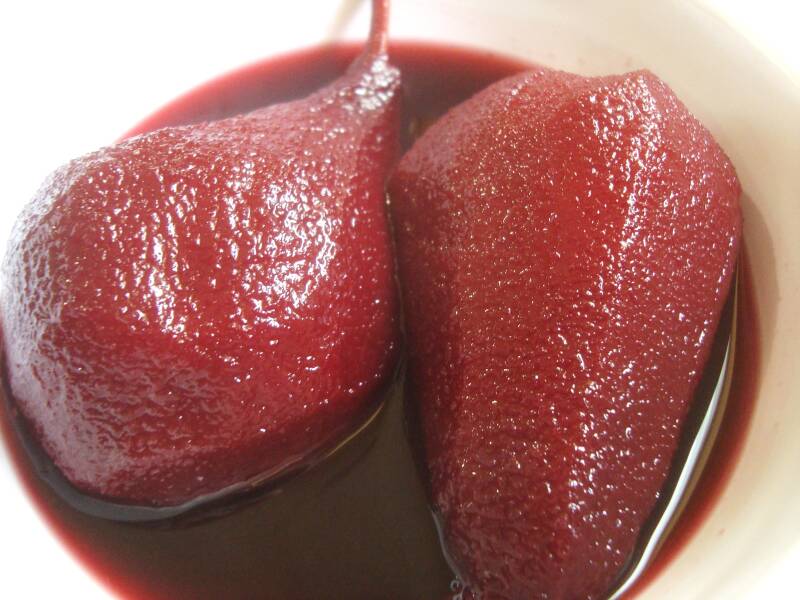 Peras cocidas enteras en vino tinto, postre típico de La Rioja.