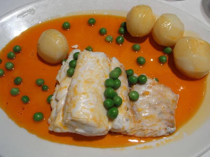 Merluza a la gallega con cachelos y refrito de ajo y pimentón, el pescado de mesa gallego clásico