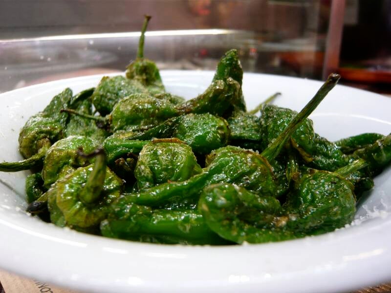 Ración de pimientos de Padrón fritos con sal gruesa, la tapa gallega clásica