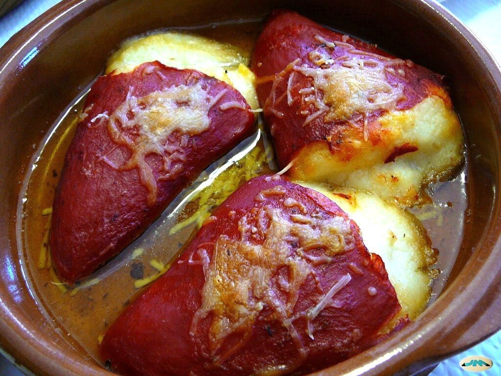 Pimientos del piquillo rojos rellenos en cazuela de barro