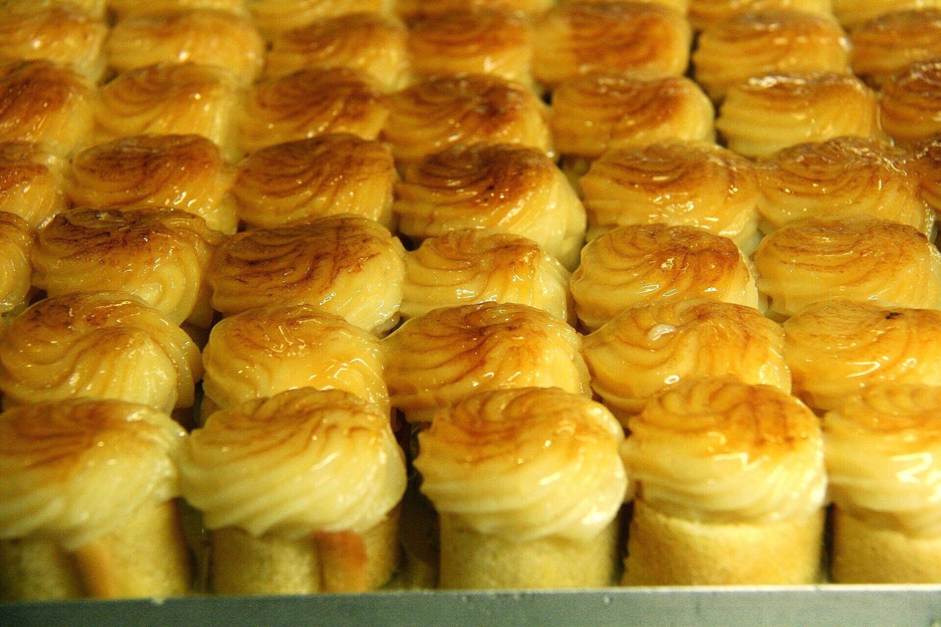 Piononos de Santa Fe, dulce típico de Granada, con su corona de crema tostada