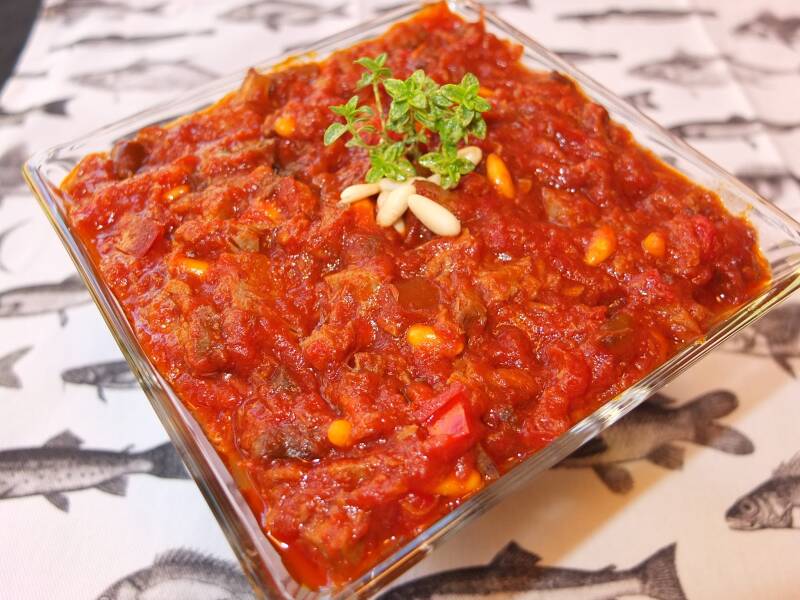 Titaina del Cabanyal, guiso de ventresca de atún con pimiento, tomate y piñones