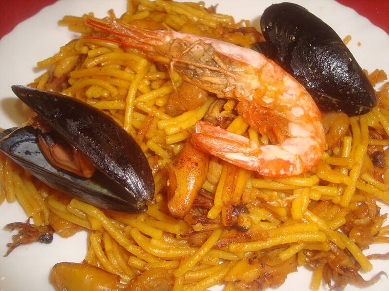 Fideuà valenciana de pescado y marisco con fideos dorados, gambas y mejillones