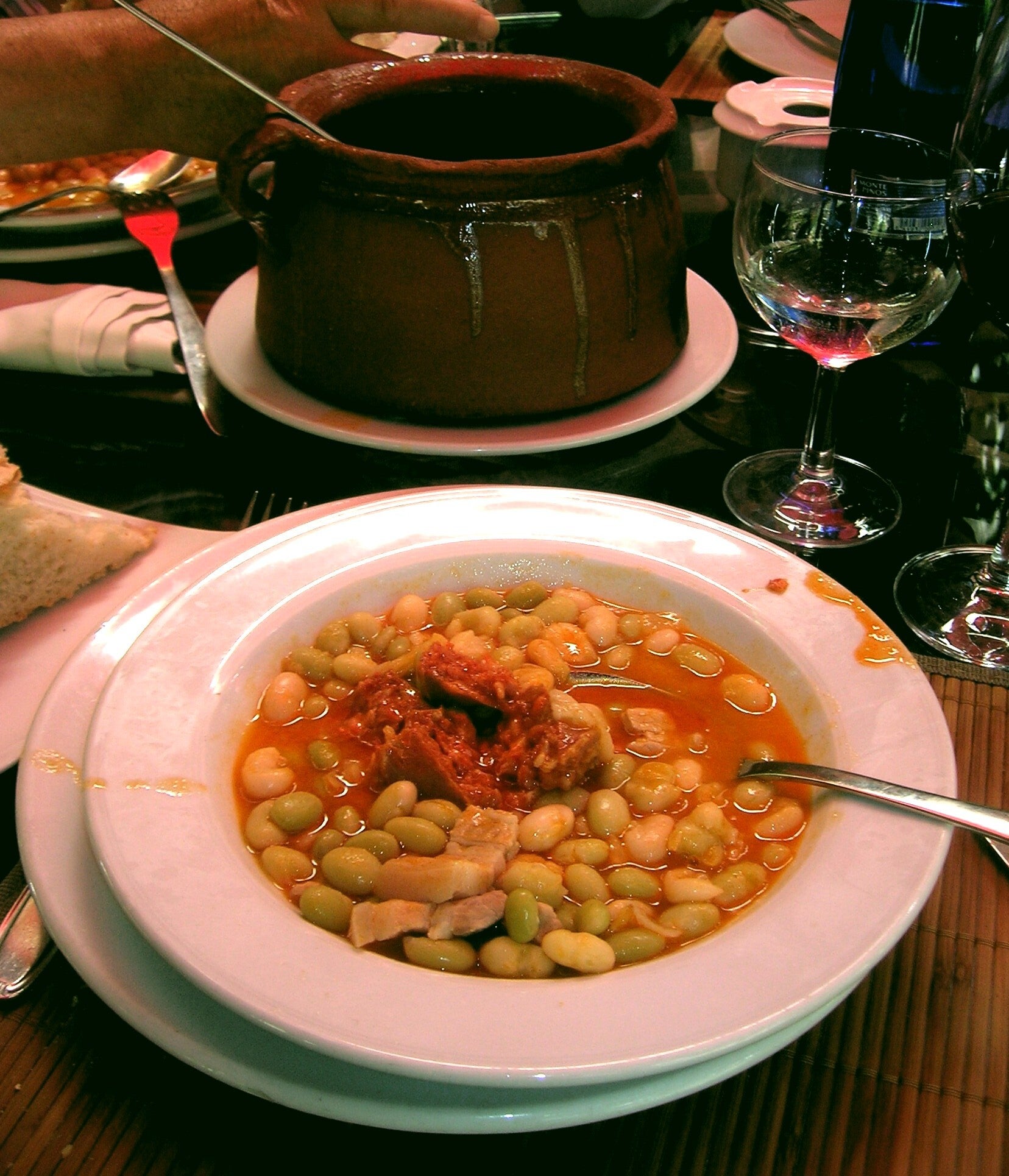 Plato de pochas a la riojana, alubia blanca guisada con chorizo, junto a su olla