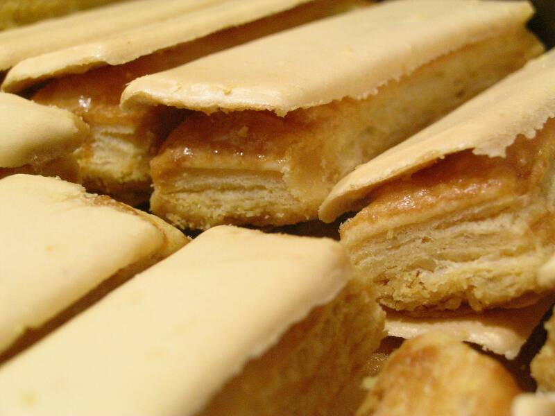 Polka de Torrelavega: hojaldre fino cubierto de glasa blanca de azúcar