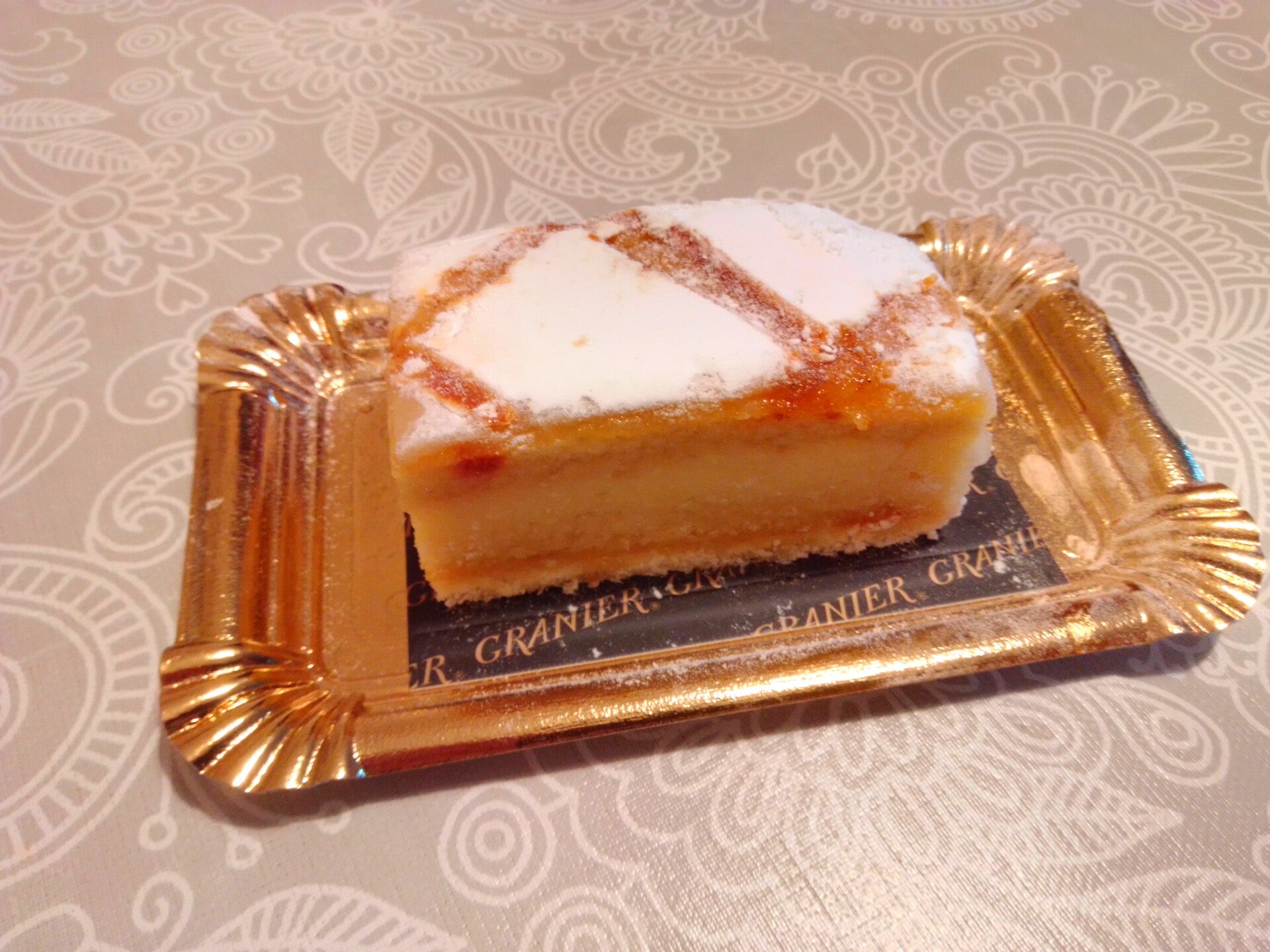 Ponche segoviano compuesto por bizcocho, almíbar, crema de yema de huevo y mazapán.