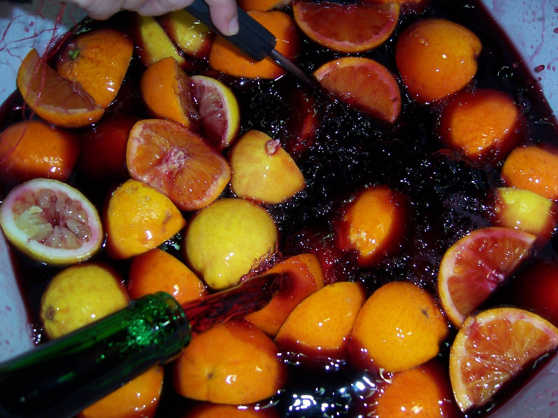 Zurracapote macerando: vino tinto con naranjas y limones troceados en un recipiente
