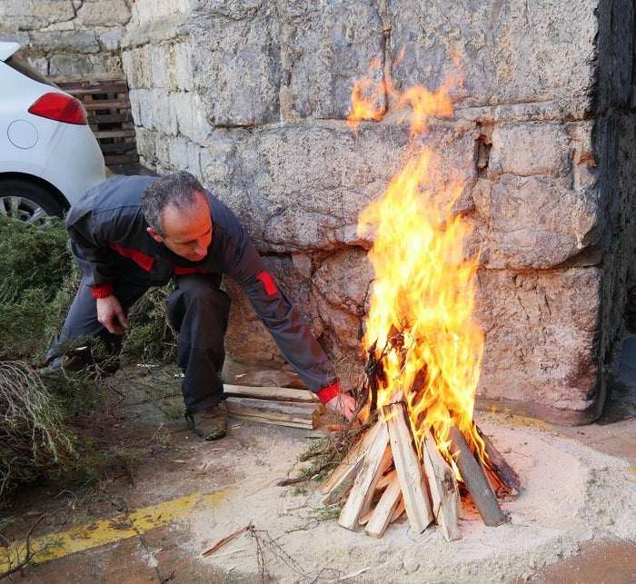 Humo de las hogueras de romero en la Procesión del Humo de Arnedillo