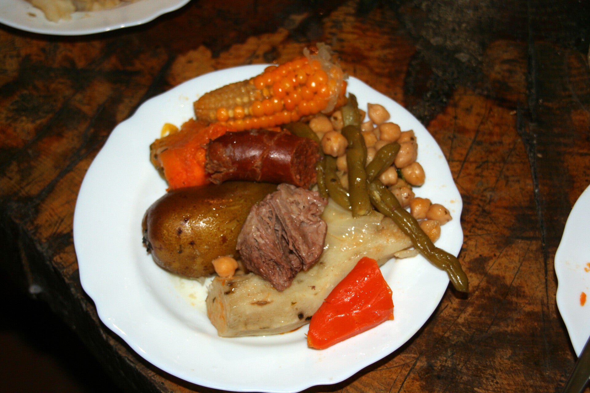 Puchero canario con carnes, garbanzos y verduras variadas