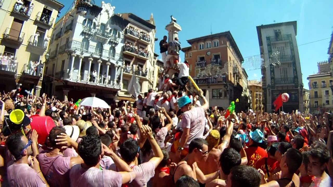 Puesta del pañuelico en las fiestas de La Vaquilla del Ángel, Teruel