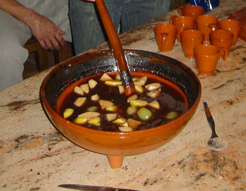 Preparación de la queimada gallega tradicional en recipiente de barro.