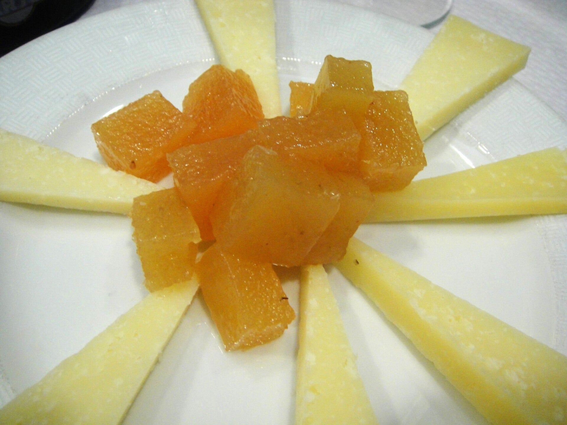 Lonchas de queso manchego curado junto a tacos de dulce de membrillo